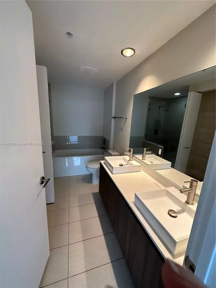 1010 Brickell Ave # 3706 bathroom 1