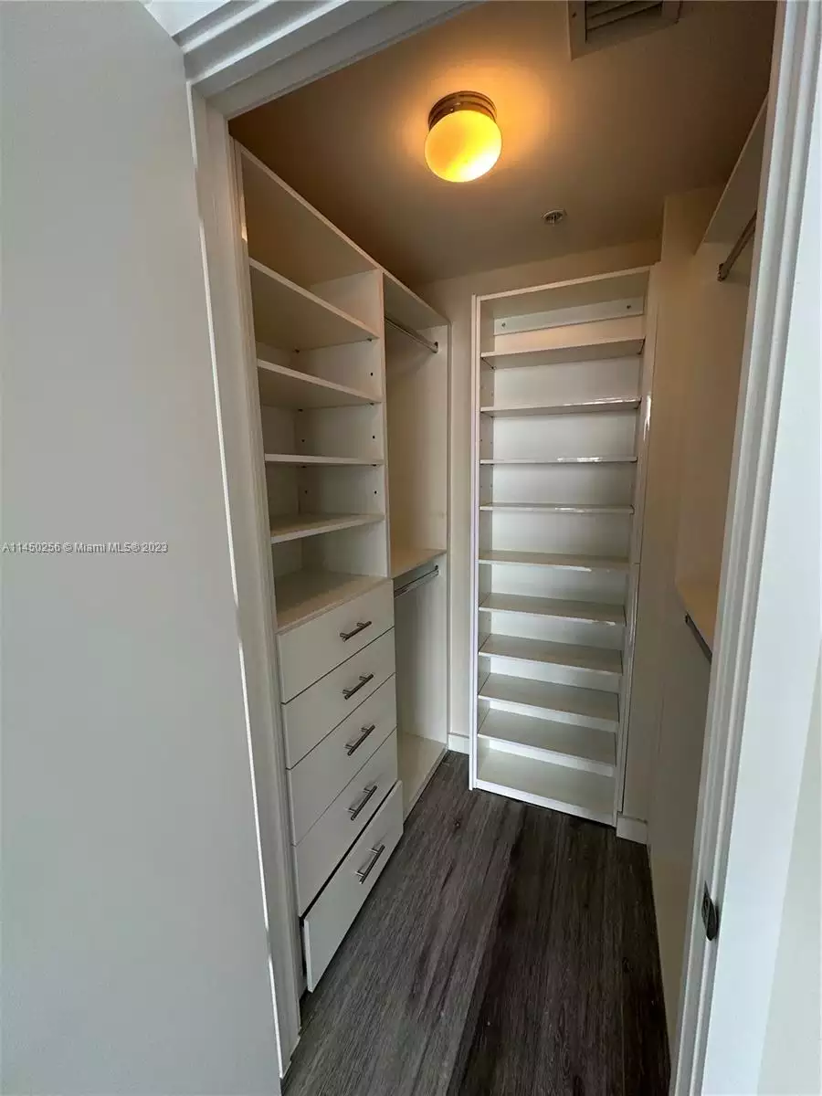 1010 Brickell Ave # 3706 closet