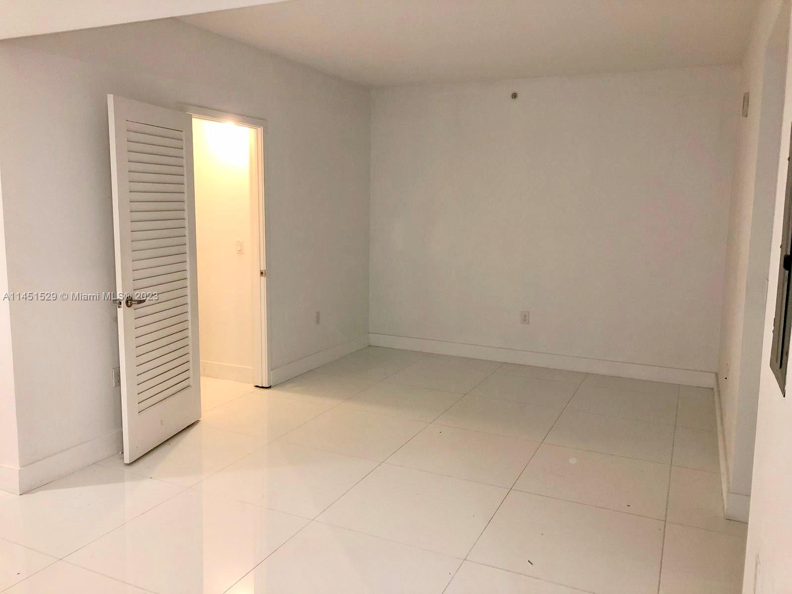 1010 Brickell Ave Room