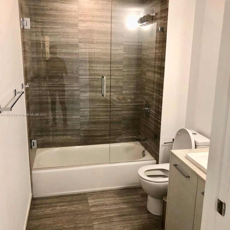 1010 Brickell Ave bathroom