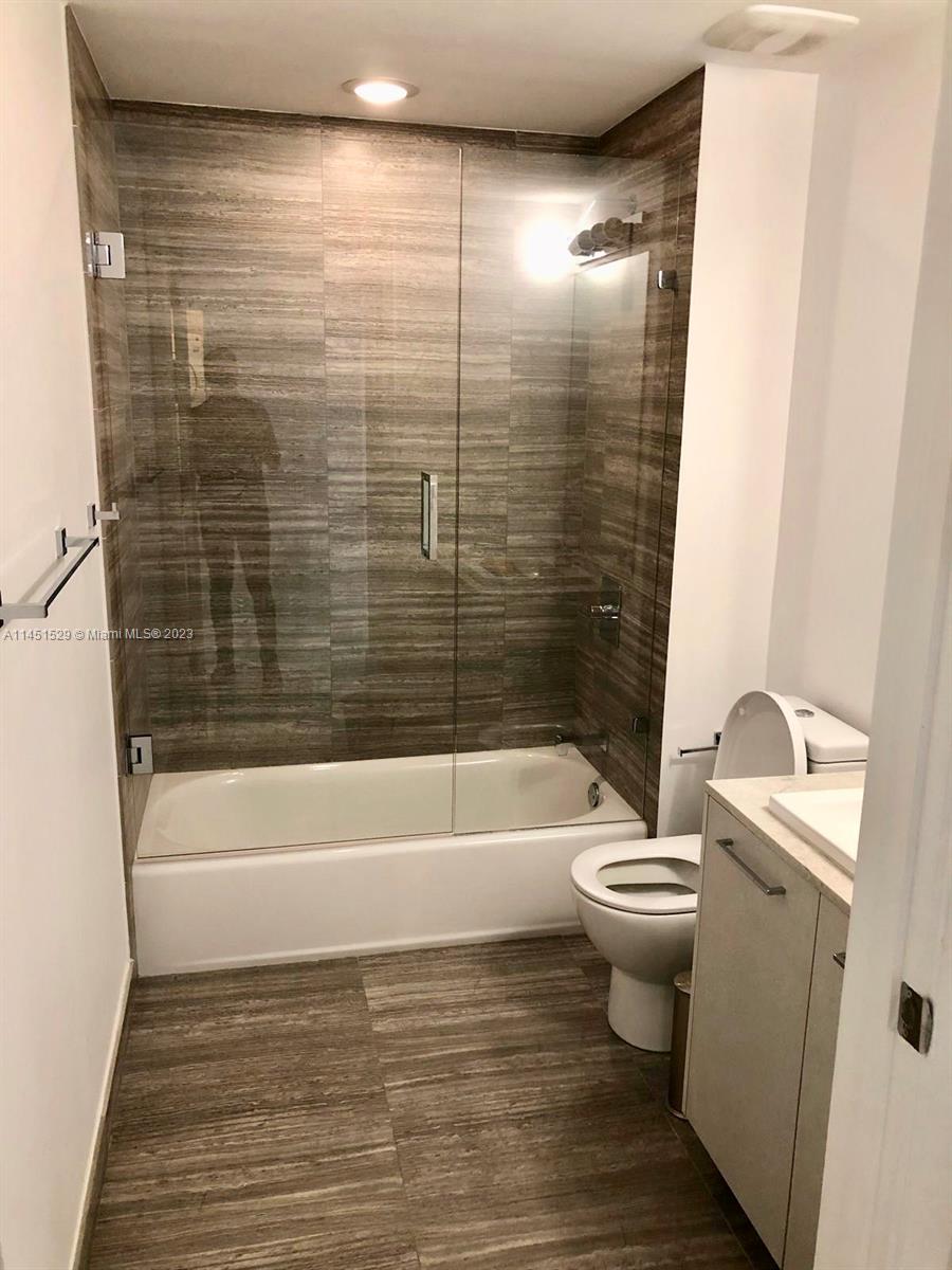 1010 Brickell Ave bathroom