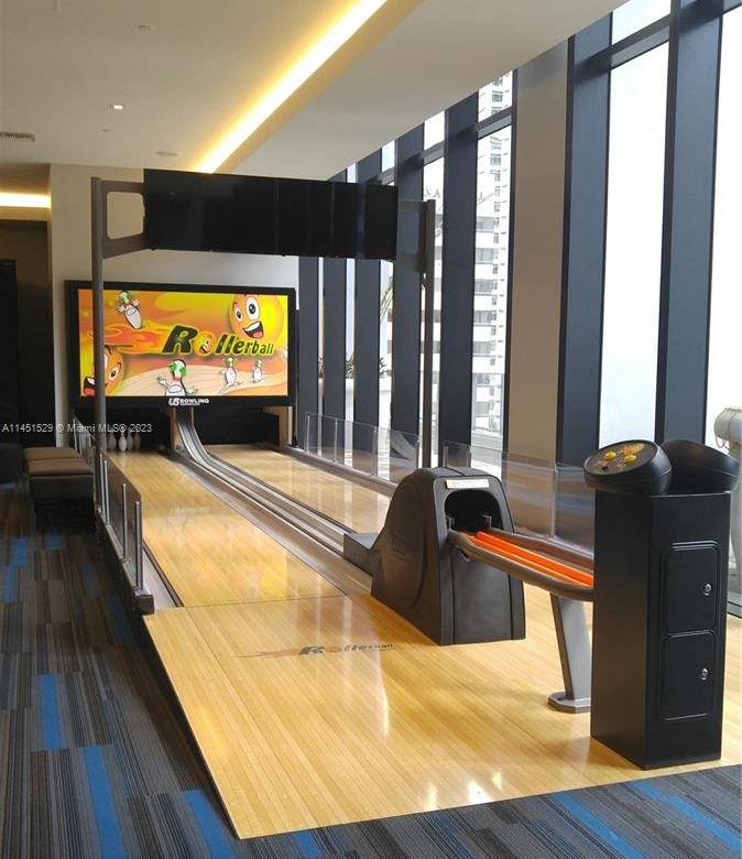 1010 Brickell Ave bowling
