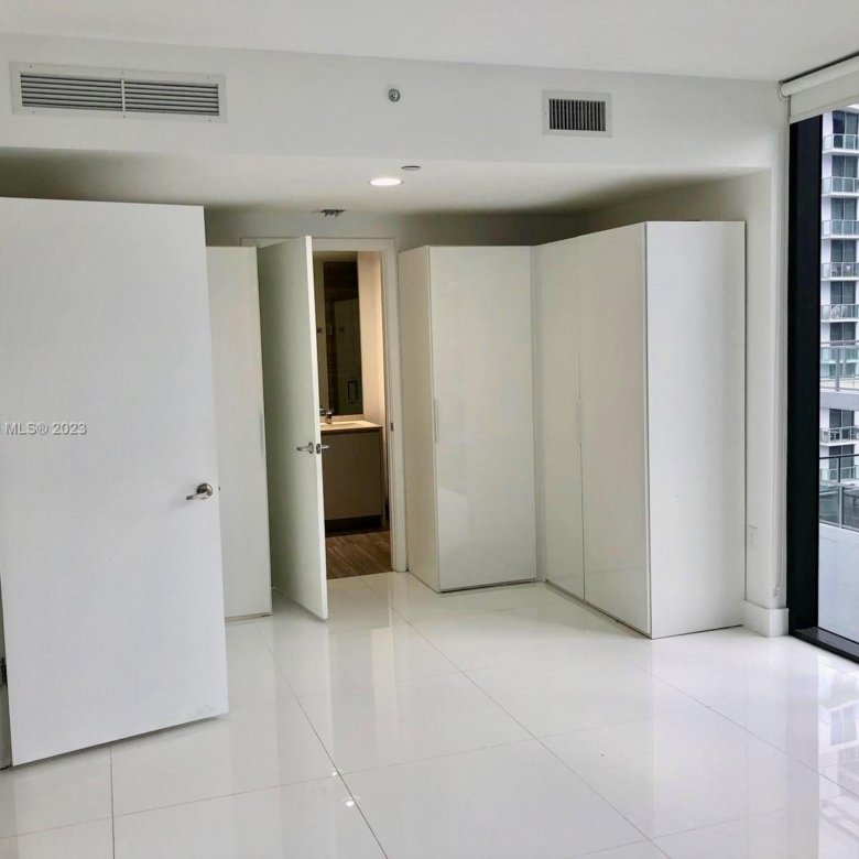 1010 Brickell Ave central AC