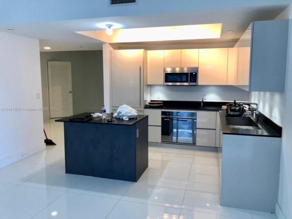 1010 Brickell Ave kitchen