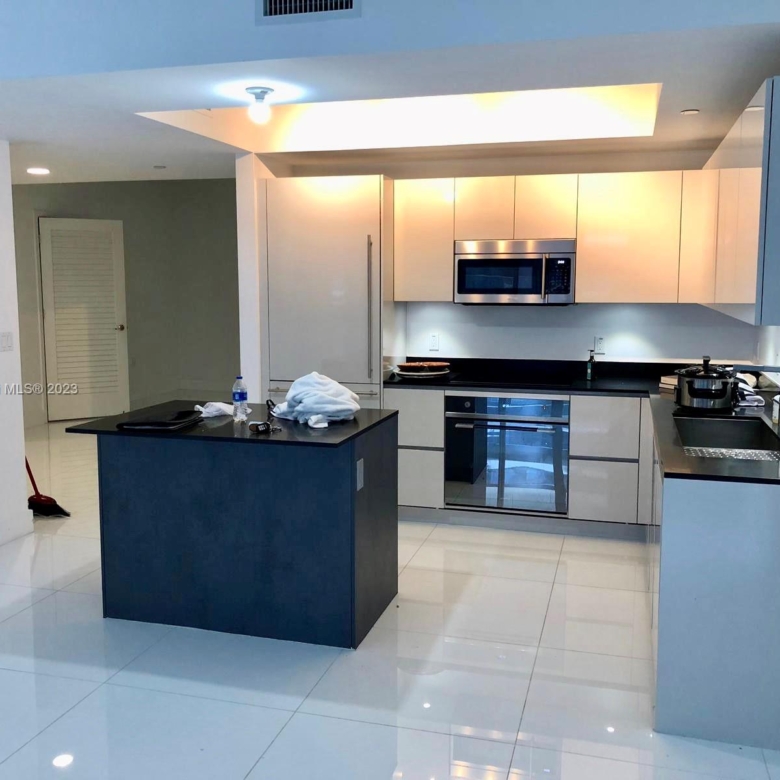 1010 Brickell Ave kitchen