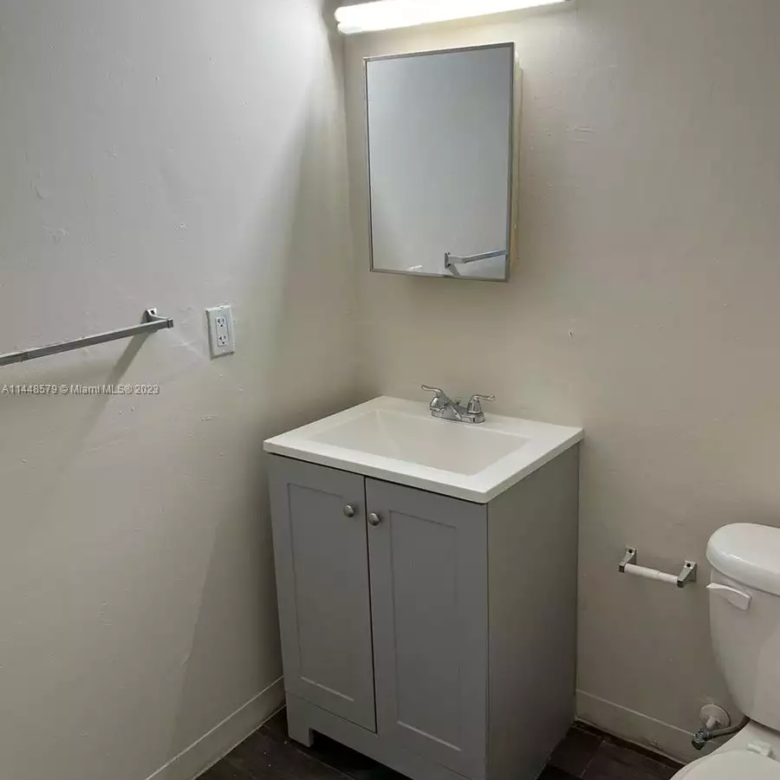1225 NW 103rd Ln # 219 bathroom