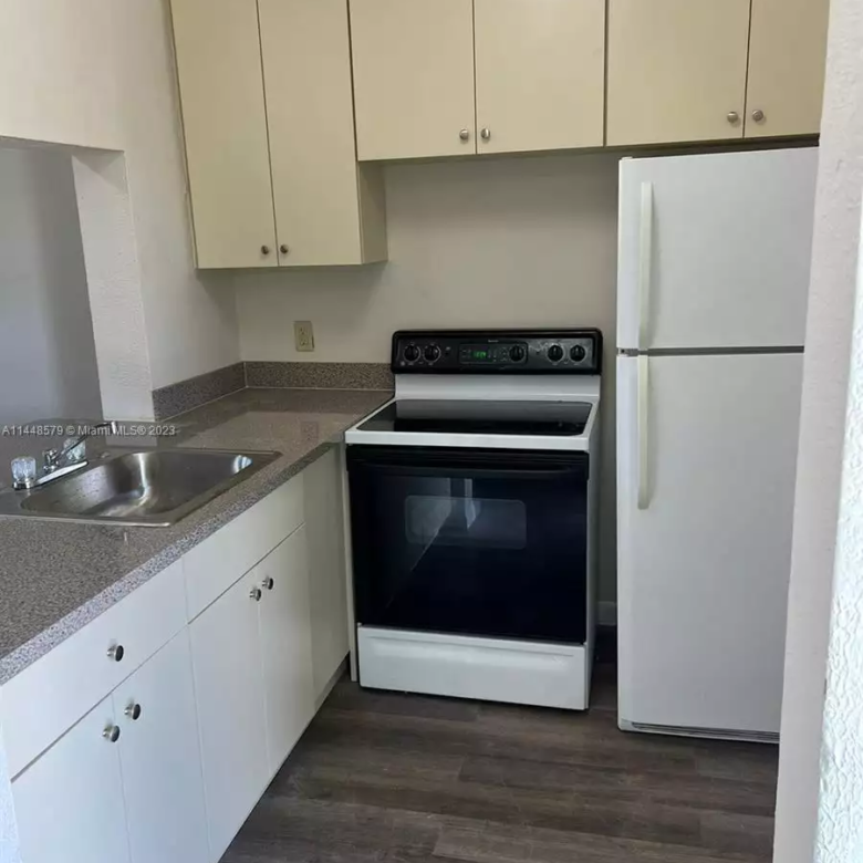 1225 NW 103rd Ln # 219 kitchen