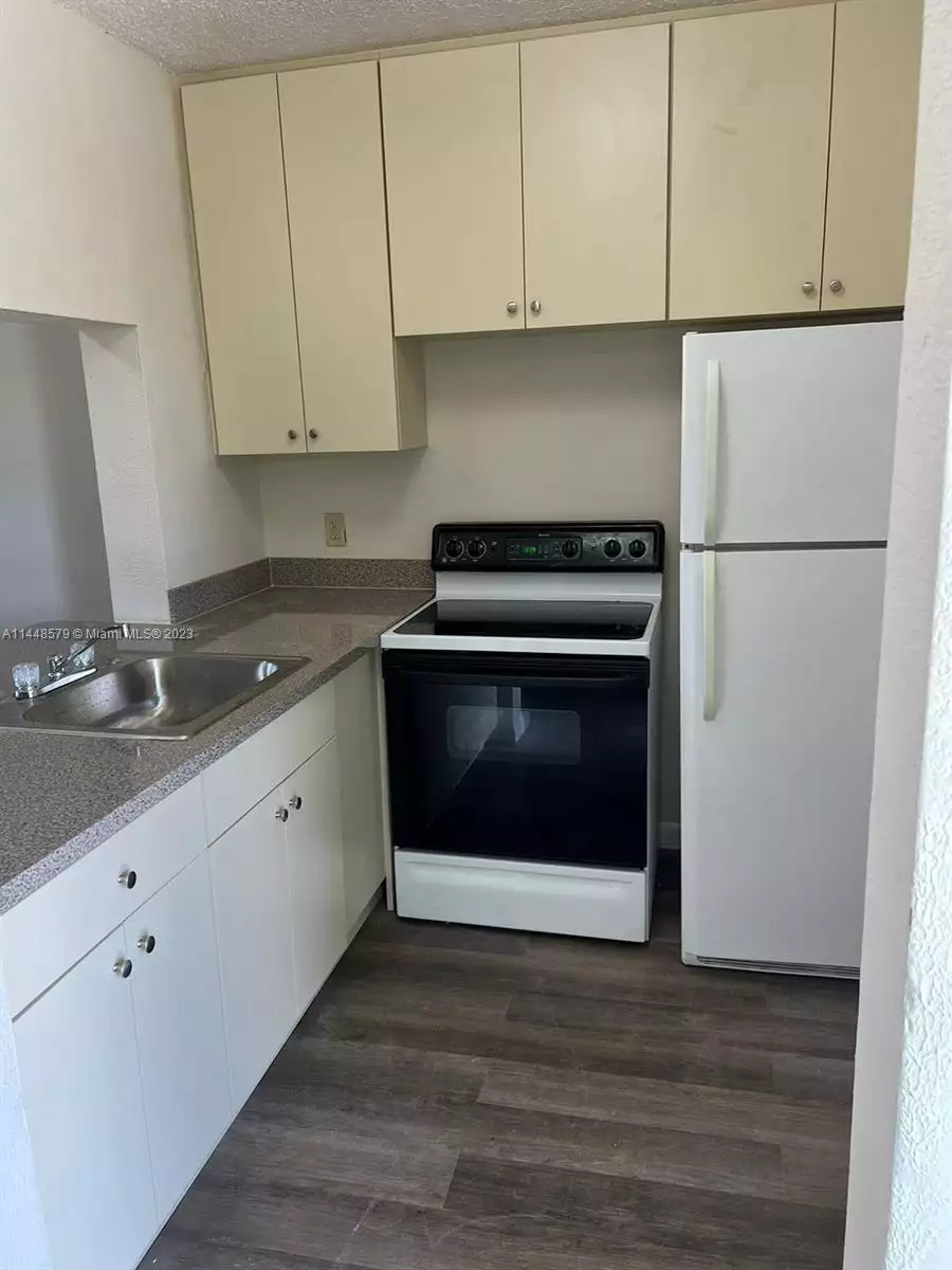 1225 NW 103rd Ln # 219 kitchen