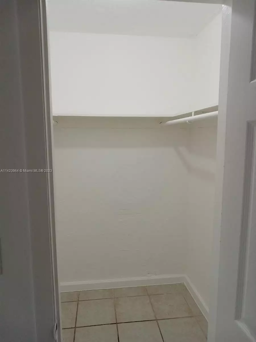 1230 W 54th St # 216A closet