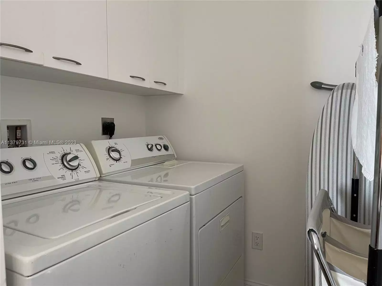 15811 Collins Ave # 1804 laundry