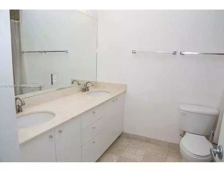 2100 Van Buren St # 408 bahtroom 1