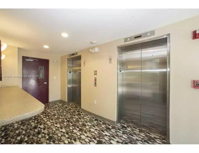 2100 Van Buren St # 408 elevator