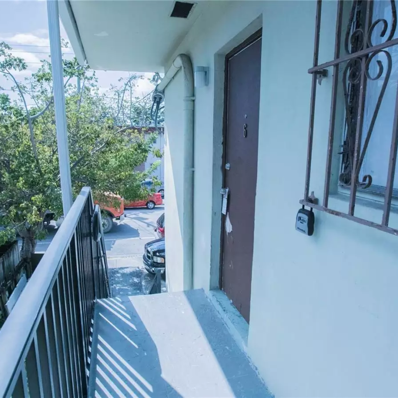 461 SW 6th St # 3 entrance