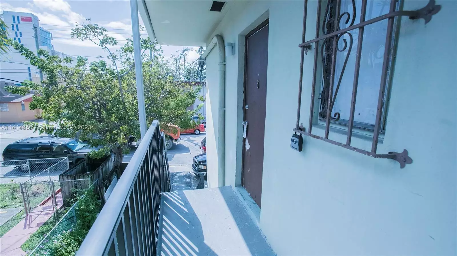 461 SW 6th St # 3 entrance