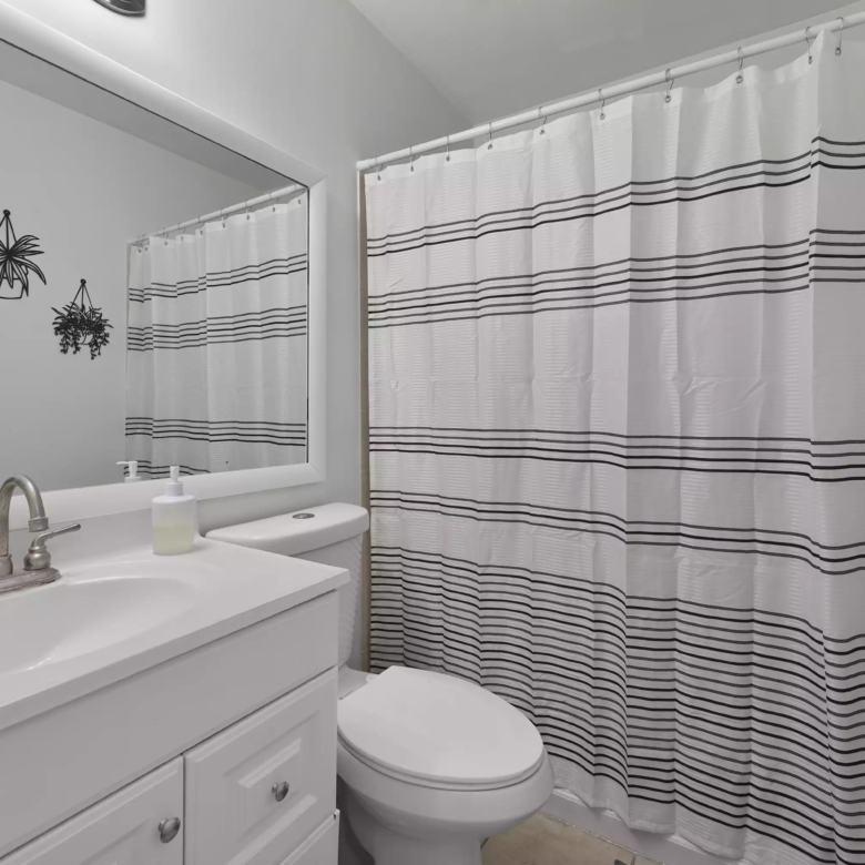 828 SW 2nd St Miami bathroom