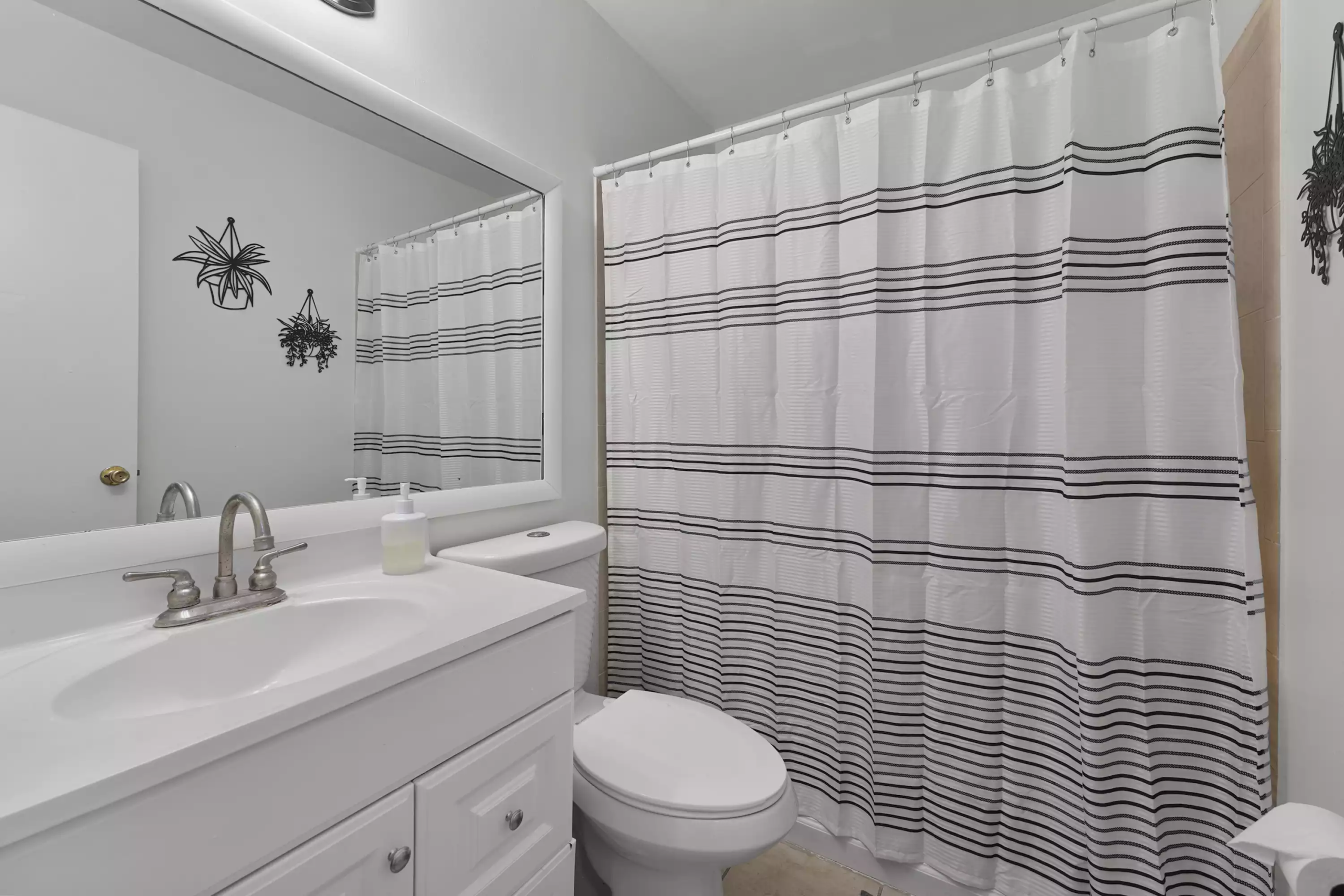 828 SW 2nd St Miami bathroom
